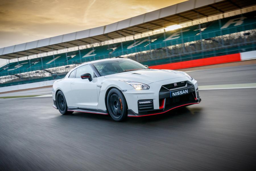  Nissan GT-R Nismo 2017 года  (UK) (фото 6 из 21)